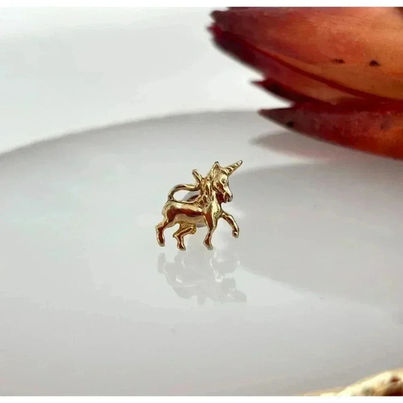 Vintage Gold Colored Dainty Unicorn Brooch Pin - Picture 8 of 8